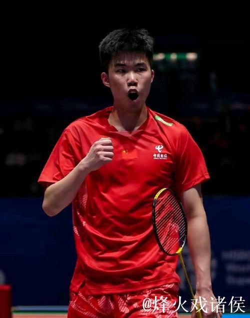 翁泓阳2-0朱轩辰 夺得全运会羽毛球男单金牌
